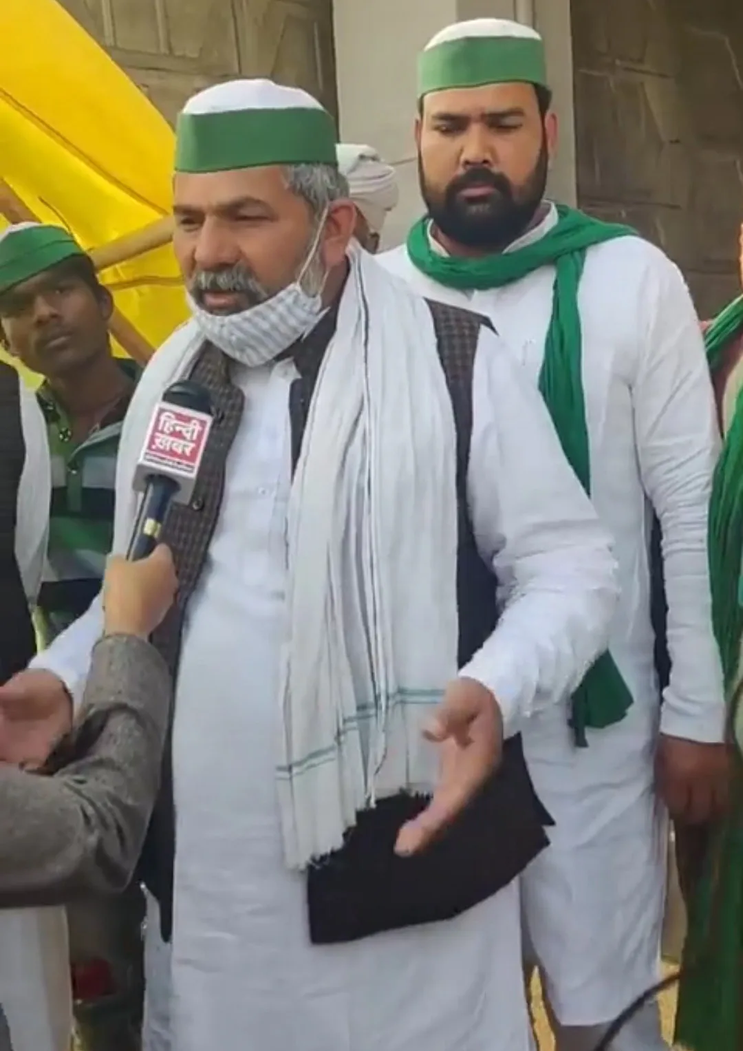 केंद्र सरकार द्वारा पारित तीन कृषि कानूनों के खिलाफ देश भर के किसान पिछले एक महीने से भी ज्यादा समय से विरोध प्रदर्शन कर रहे हैं।