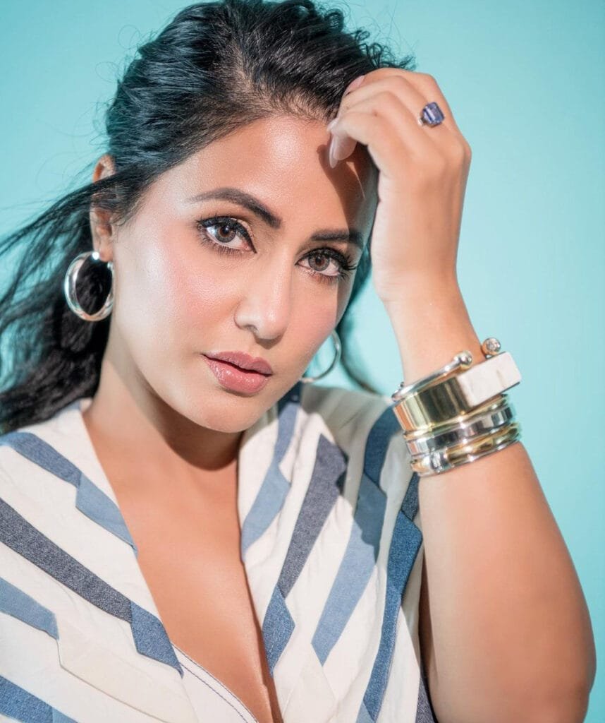 छोटे पर्दे से लेकर बॉलीवुड तक अपने अभिनय के लिए चर्चा में रहने वाली अभिनेत्री हिना खान इन दिनों सोशल मीडिया पर बहुत एक्टिव नजर आ रही।हिना खान की फोटो और वीडियो इंटरनेट पर खूब वायरल होते रहते हैं।अभिनय के अलावा हिना खान अपने स्टाइल को लेकर भी चर्चा में रहती है।हाल ही में एक्ट्रेस ने अपने इंस्टाग्राम एकाउंट पर एक वीडियो साझा किया है।जिसमें वह पर्पल ड्रेस में डांस करती हुई नजर आ रही है