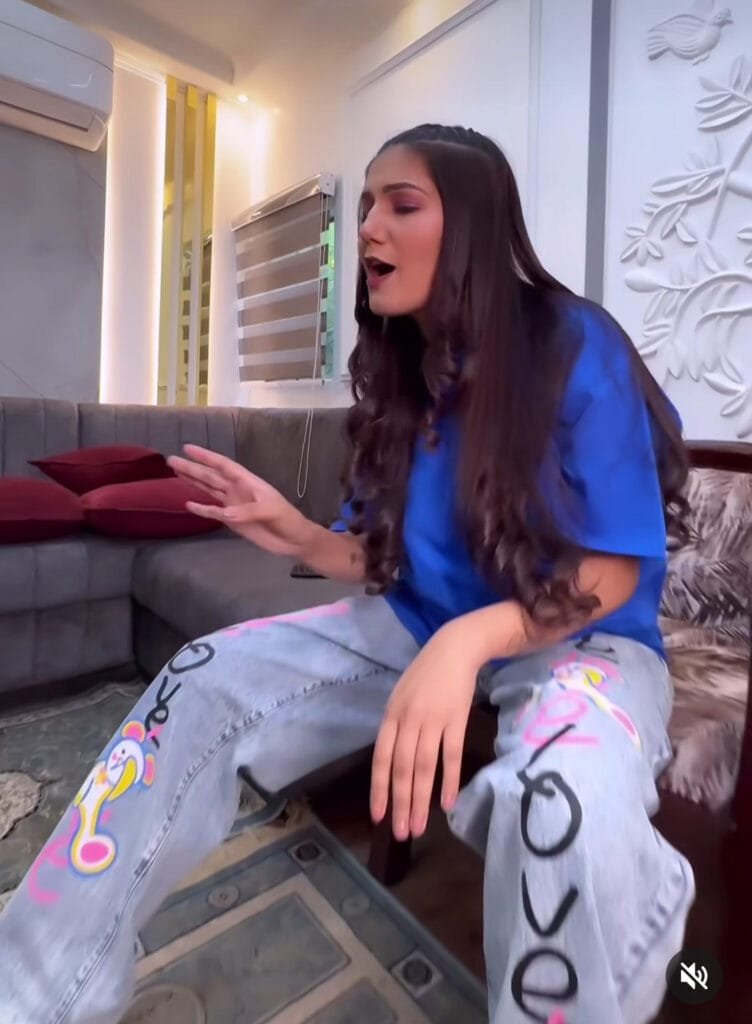 देसी क्वीन के नाम से मशहूर हरियाणवी डांसर सपना चौधरी का एक वीडियो सोशल मीडिया पर खूब वायरल हो रहा है। जिसमें वह 'चटक मटक' गाने पर जबरदस्त डांस करती हुई नजर आ रही है।