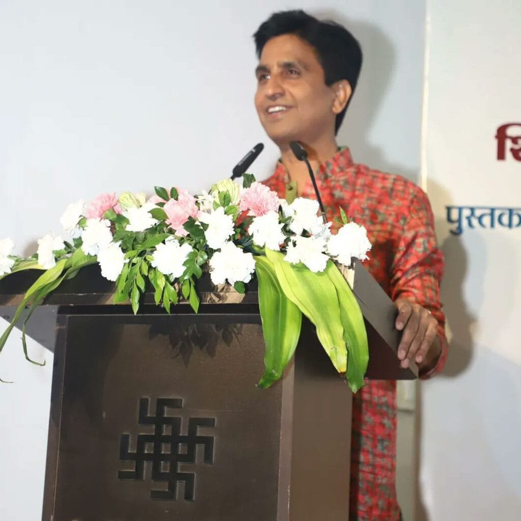 गुरुवार के दिन अमेरिकी राष्ट्रपति डोनाल्ड ट्रंप के हजारों समर्थकों ने अमेरिका की संसद पर हमला किया और पुलिस से भिड़ गए। जिस पर प्रख्यात कवि कुमार विश्वास ने अपनी प्रतिक्रिया दी है।