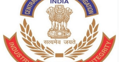 सीबीआई ने गुरूवार के दिन अपने हेड क्वार्टर पर छापा मारकर चार अधिकारीयों को गिरफ्तार किया है। गिरफ्तार किए गए अधिकारीयों में दो डीएसपी एक इंस्पेक्टर और एक स्टेनो शामिल हैं।
