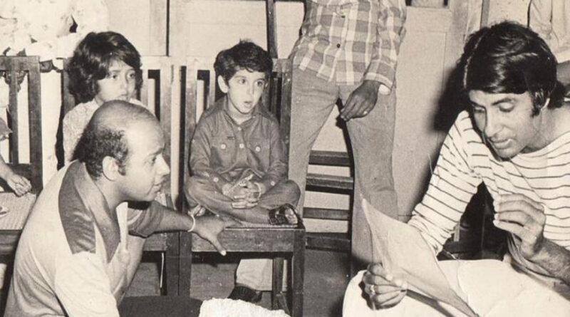बॉलीवुड के शहंशाह अमिताभ बच्चन सोशल मीडिया के जरिए अपने प्रशंसकों के साथ मुखातिब होकर हर रोज अपने और समसामयिक विषयों के बारे में जानकारियां साझा करते रहते हैं।बिग बी ने हाल ही में अपने पहले गाने के बारे में खुलासा किया है। सर बच्चन ने अपने इंस्टाग्राम अकाउंट पर गाने की रिहर्सल की फोटो भी शेयर की है। जिसमें वह गाने की तैयारी करते हुए नजर आ रहे हैं।