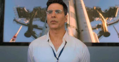 अभिनेता अक्षय कुमार ने किसान आंदोलन पर, विदेश मंत्रालय के प्रवक्ता अनुराग श्रीवास्तव के ट्वीट को क्वोट करते हुए टिप्पणी दी है। इंटरनेशनल खिलाडी ने अपने ट्वीट में लिखा, " किसान हमारे देश का एक अत्यंत महत्वपूर्ण हिस्सा हैं। और उनके मुद्दों को हल करने के लिए किए जा रहे प्रयास स्पष्ट हैं। मतभेद पैदा करने वाले किसी व्यक्ति पर ध्यान देने के बजाय एक सौहार्दपूर्ण संकल्प का समर्थन करें।" अक्षय का ये ट्वीट खुब वायरल हो रहा है। लोग उनके ट्वीट पर जमकर प्रतिक्रियाएं दे रहे हैं। अक्षय ये ट्वीट अब तक 7 हजार से अधिक बार रीट्वीट किया जा चूका है।