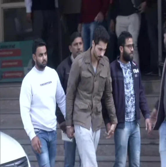 26 जनवरी को किसान ट्रैक्टर रैली के दौरान दिल्ली के लाल किला पर धार्मिक झंडा फहराने में मुख्य आरोपी दीप सिद्धू को अंबाला और चंडीगढ़ के बीच जीरकपुर से दिल्ली पुलिस ने गिरफ्तार कर लिया है।