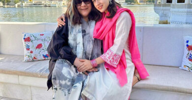 वर्ष 1983 में सनी देओल के साथ बेताब फिल्म के साथ बॉलीवुड में डेब्यू करने वाली अभिनेत्री अमृता सिंह आज मंलवार के दिन 62 साल की हो गई हैं। अमृता सिंह का जन्म 9 फरवरी 1958 को पश्चिमी पाकिस्तान के हदली में हुआ था। उनकी मां मुस्लिम और पिता जट्ट सिख हैं।