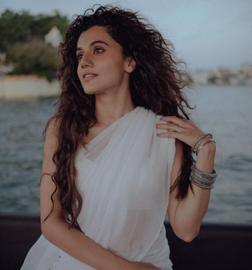 Tapsee Pannu के ठिकानों पर इनकम टैक्स की रेड पड़ी