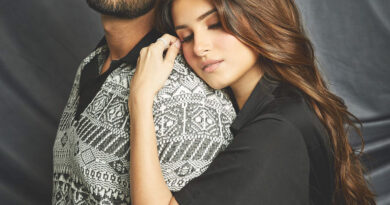 बॉलीवुड अभिनेता सुनील शेट्टी का बेटा अहान शेट्टी बॉलीवुड में रोमांटिक फिल्म 'तड़प' के साथ डेब्यू करने जा रहा । अक्षय कुमार ने फिल्म का पोस्टर साझा करते हुए सुनील शेट्टी का जिक्र किया ।