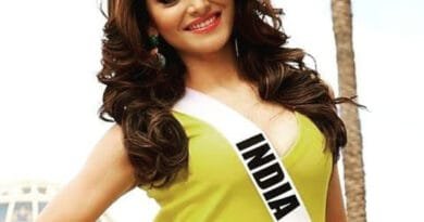 Urvashi Rautela Rain: उर्वशी ने रेड साड़ी पहनकर बारिश में किया डांस