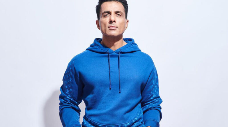 बॉलीवुड अभिनेता सोनू सूद ने कोरोनावायरस महामारी के दौरान लगे लॉकडाउन में लोगों की दिल खोलकर मदद की है । उनका यह अभियान अभी भी जारी है ।
