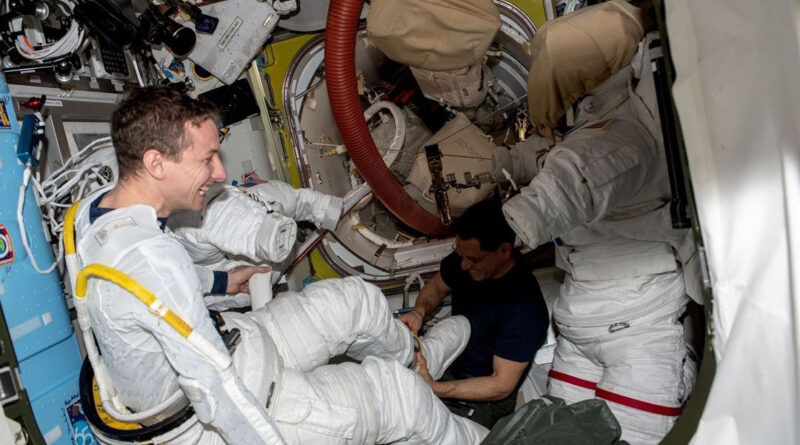 Astronauts स्पेस में टॉयलेट कैसे जाते हैं ?