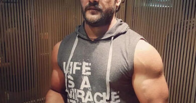 भोजपुरी अभिनेता और सिंगर खेसारी लाल यादव और नेहा सिंह पल्लवी का लेटेस्ट गाना गाल रंगेगा रिलीज हुआ है । यह होली गीत खूब धमाल मचा रहा है ।