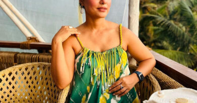 बॉलीवुड अभिनेत्री हिना खान इंस्टाग्राम वीडियो में दुल्हन के ऑउटफिट में नजर आई हैं । जिसमें उन्होंने रॉयल ब्लू  लहंगा पहना हुआ है ।
