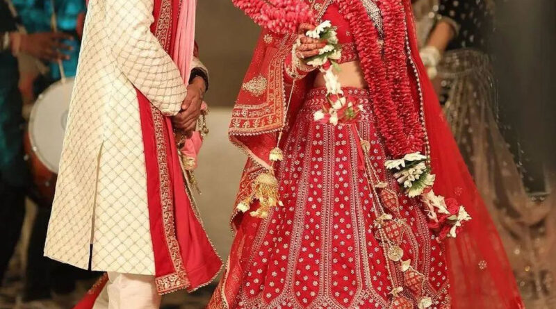 मध्य प्रदेश के कोलार में एक दुल्हन से शादी करने के लिए चार दूल्हे पहुंचे। हकीकत का पता चलने के बाद चारों दूल्हे सन्न रह गए।