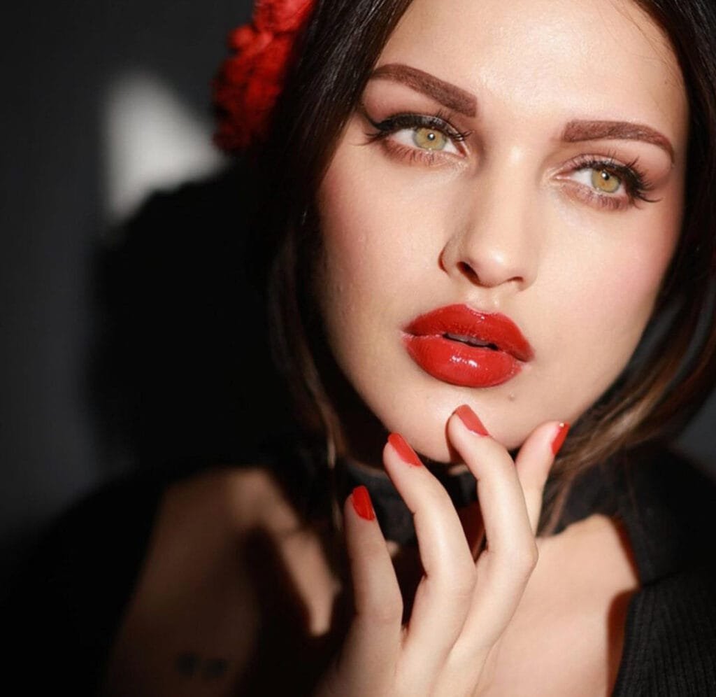Himanshi Khurana ने प्लाजो 2 गाने पर किया डांस, देखें वीडियो