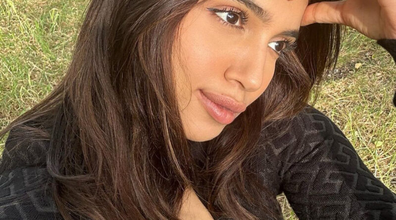 कुछ दिन पहले अक्षय कुमार ने अपने कोरोना पॉजिटिव होने की जानकारी सोशल मीडिया पर दी थी। अब उनके बाद विक्की कौशल और भूमि पेडणेकर भी कोविड पॉजिटिव पाए गए हैं।