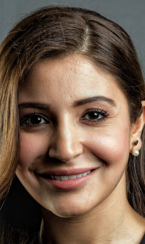 टीम इंडिया के कप्तान विराट कोहली और बॉलीवुड अभिनेत्री अनुष्का शर्मा का एक वीडियो सोशल मीडिया पर खूब वायरल हो रहा है। जिसमें वह अपने पति को हवा में उठाने की कोशिश कर रही है।