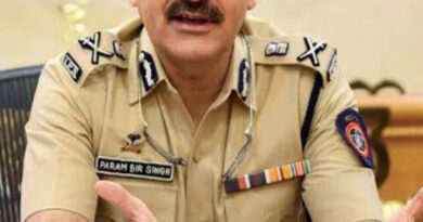  25 फरवरी 2021 को मुकेश अंबानी के घर एंटीलिया के पास आतंकी साजिश मामले में मुंबई पुलिस ऑफिसर सचिन वाजे के शामिल होने पर पूर्व कमिश्नर परमबीर सिंह की प्रशासकीय क्षमता पर सवाल उठाए हैं।