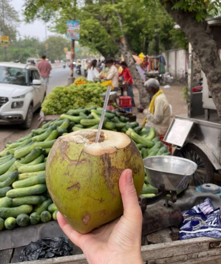 नारियल का पानी पीने से हमारे शरीर को काफी फायदे होते हैं। नारियल पानी पोषक तत्वों से भरपूर होता है । यह शरीर की गंभीर बीमारियों से लड़ने में ताकत देता है। आइए जानते हैं नारियल पानी के फायदे के बारे में।