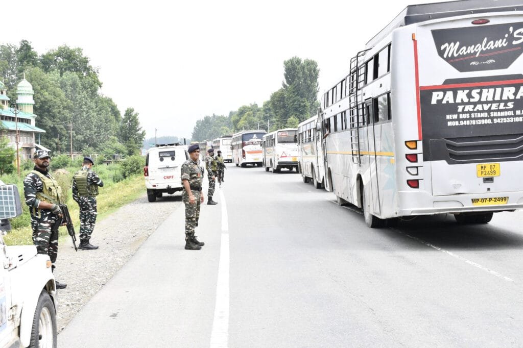 अमरनाथ यात्रा 2021: हर साल लाखो की संख्या में भक्त अमरनाथ की यात्रा करने जाते है । कोरोना संकट के बीच इस वर्ष भी यह यात्रा जारी रहेगी ।