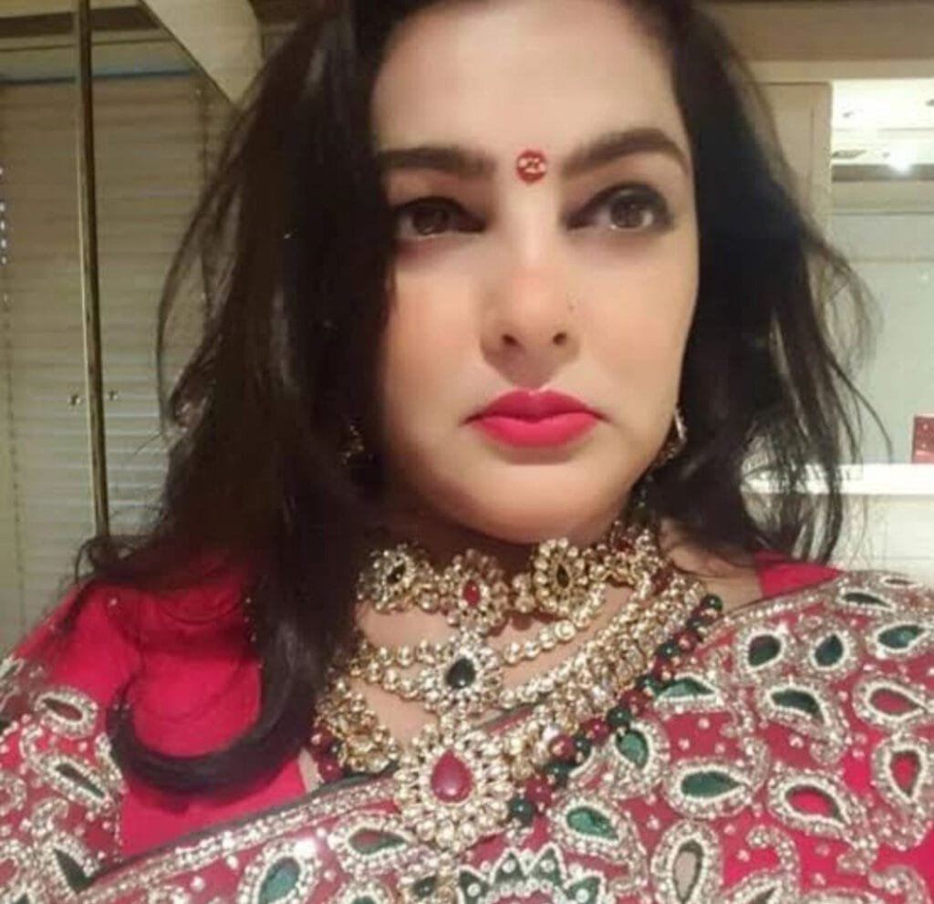 ममता कुलकर्णी ने अपने जबरदस्त फिगर और अभिनय से 90 के दशक में सभी को अपना दीवाना बना दिया था। आज ममता अपना 49 बर्थडे सेलिब्रेट कर रही है ।
