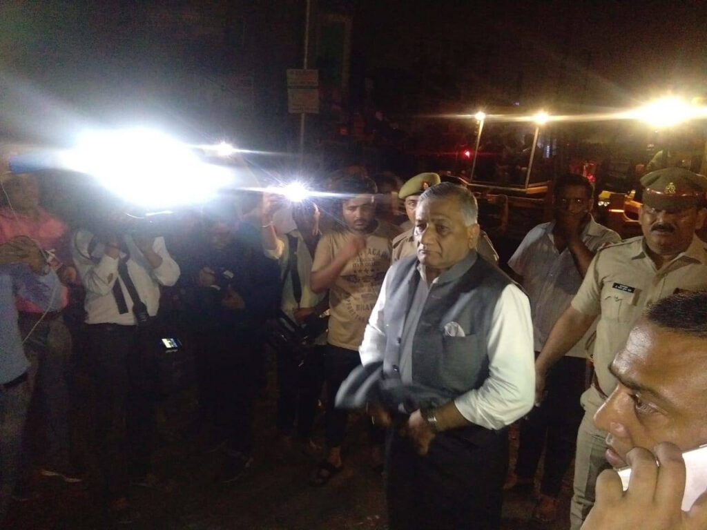 भारत में कोविड महामारी का संकट गहराता जा रहा है । अस्पतालों में बेड और ऑक्सीजन की कमी पड़ रही है । केंद्रीय मंत्री वीके सिंह के भाई कोरोना पॉजिटिव हो गए हैं । जिनके इलाज के लिए अस्पताल में बेड नहीं मिल पा रहा है ।
