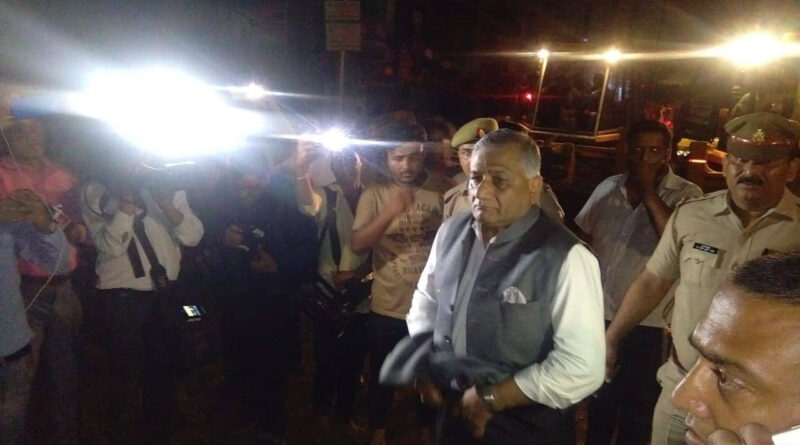 भारत में कोविड महामारी का संकट गहराता जा रहा है । अस्पतालों में बेड और ऑक्सीजन की कमी पड़ रही है । केंद्रीय मंत्री वीके सिंह के भाई कोरोना पॉजिटिव हो गए हैं । जिनके इलाज के लिए अस्पताल में बेड नहीं मिल पा रहा है ।