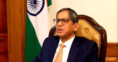 राष्ट्रपति राम नाथ कोविंद ने देश के नए चीफ जस्टिस के तौर पर जस्टिस एनवी रमना को शपथ ग्रहण कराई । इस समारोह में प्रधानमंत्री नरेंद्र मोदी ,उपराष्ट्रपति वेंकैया नायडू और सुप्रीम कोर्ट के कई जज उपस्थित रहे । जस्टिस एनवी रमना अगले 16 महीने तक देश के चीफ जस्टिस रहेंगे ।