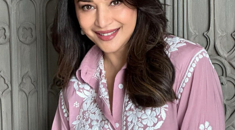 बॉलीवुड अभिनेत्री माधुरी दीक्षित का लेटेस्ट वीडियो सोशल मीडिया पर बहुत वायरल हो रहा है । जिसमें धक-धक गर्ल मशहूर कोरियोग्राफर पुनीत पाठक के साथ ढोलना गाने पर डांस कर रही है ।