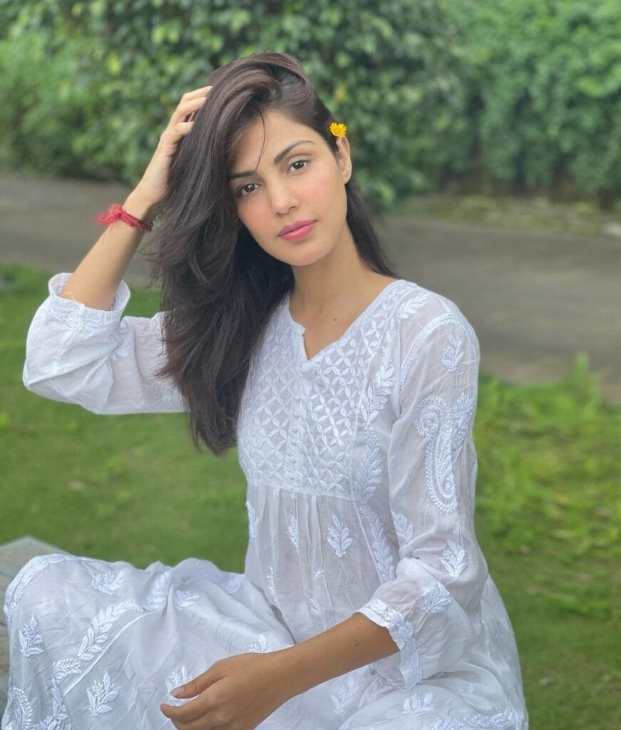 अभिनेत्री रिया चक्रवर्ती ने हनुमान चालीसा की फोटो साझा करते हुए अपने प्रशंसकों को हनुमान जयंती की बधाई दी है। इसके साथ ही अभिनेत्री मेंने सभी के लिए एक संदेश भी लिखा है।