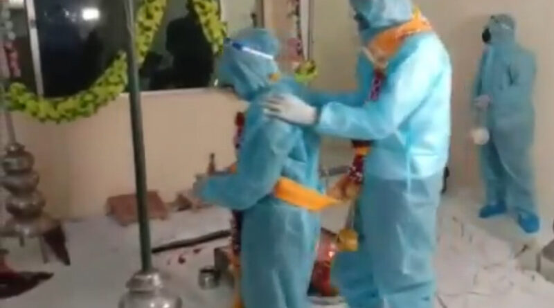 सोशल मीडिया प्लेटफॉर्म पर एक वीडियो वायरल हो रहा है। जिसमें दूल्हा-दुल्हन पीपीई किट पहनकर सात फेरे लेते हुए नजर आ रहे हैं। यह मामला मध्यप्रदेश के रतलाम का है।