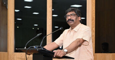 झारखंड के झारखंड के मुख्यमंत्री हेमंत सोरेन ने एक ट्वीट कर कहा कि अच्छा होता अपने मन की बात ना कर पीएम मोदी काम की बात करते।
