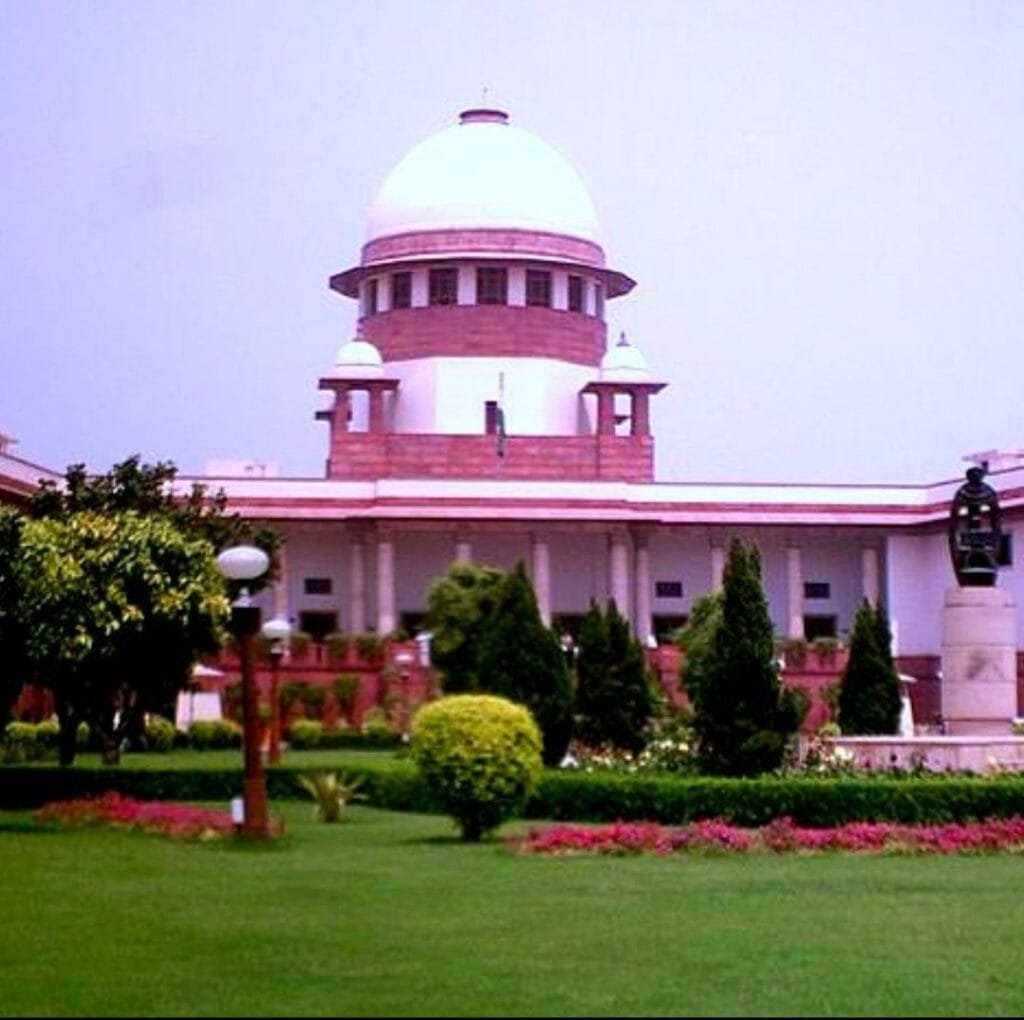 जेलों में कोरोना संक्रमण को फैलने से रोकने के लिए सुप्रीम कोर्ट ने आज जेलों में भीड़ कम करने का आदेश दिया है। सुप्रीम कोर्ट ने कहा कि राज्य सरकारे NALSA (नेशनल लीगल सर्विसेज अथॉरिटी) के नियमो के तहत नए कैदियों की रिहाई पर विचार करे ।