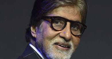 सदी का महानायक अमिताभ बच्चन ने कोरोना रोधी वैक्सीन की दूसरी डोज लगवा ली है। इस बात की जानकारी देते हुए उन्होंने टीका लगाने वाली नर्स की फोटो शेयर करते हुए बहुत ही फनी कैप्शन दिया है ।