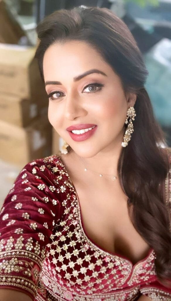 साउथ की अभिनेत्री रायजा विल्सन ने गुरुवार के दिन ट्विटर पर अपने फैंस का साथ 'टॉक टू मी' कैंपेन के साथ बातचीत की। रायजा विल्सन ने ट्विटर पर लोगों के सवालों का जवाब दिया ।