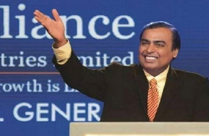 विश्व के सबसे धनी व्यक्ति ला ताज इस समय रिलायंस इंडस्ट्रीज के चेयरमैन मुकेश अंबानी के सर पर है और दूसरे नंबर पर गौतम अडानी है। मुकेश अंबानी का ताज गौतम अडानी कभी भी छीन सकते हैं।