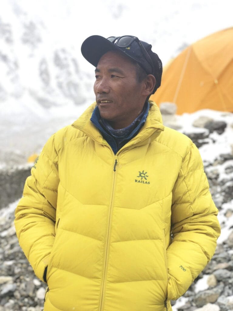 26वीं बार एवरेस्ट पर्वत पर चढ़ाई करने जा रहे थे कामी रीता,भगवान ने किया इंकार,आधे रास्ते से वापस लौट आए 5 नेपाल के मशहूर पर्वतारोही शेरपा कामी रीता इसी महीने 25 वीं बार एवेरस्ट पर्वत पर चढ़ने का कीर्तिमान स्थापित कर चुके हैं । शेरपा 26 वीं बार एवरेस्ट पर चढ़ाई करने जा रहे थे तभी रास्ते में उनको एक ऐसा सपना आया जिसकी के कारण वह वापस लौट आए ।