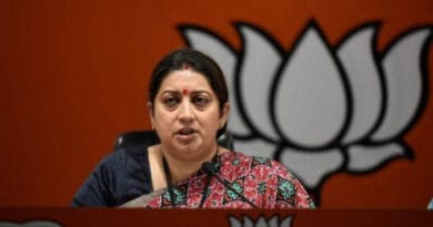 इलाहाबाद हाईकोर्ट ने केंद्रीय कपड़ा और महिला एवं बाल विकास मंत्री स्मृति जुबिन ईरानी के खिलाफ फेसबुक पर आपत्तिजनक पोस्ट लिखने वाले प्रोफेसर डॉक्टर शहरयार अली की अग्रिम जमानत याचिका को मंगलवार के दिन खारिज कर दिया है।