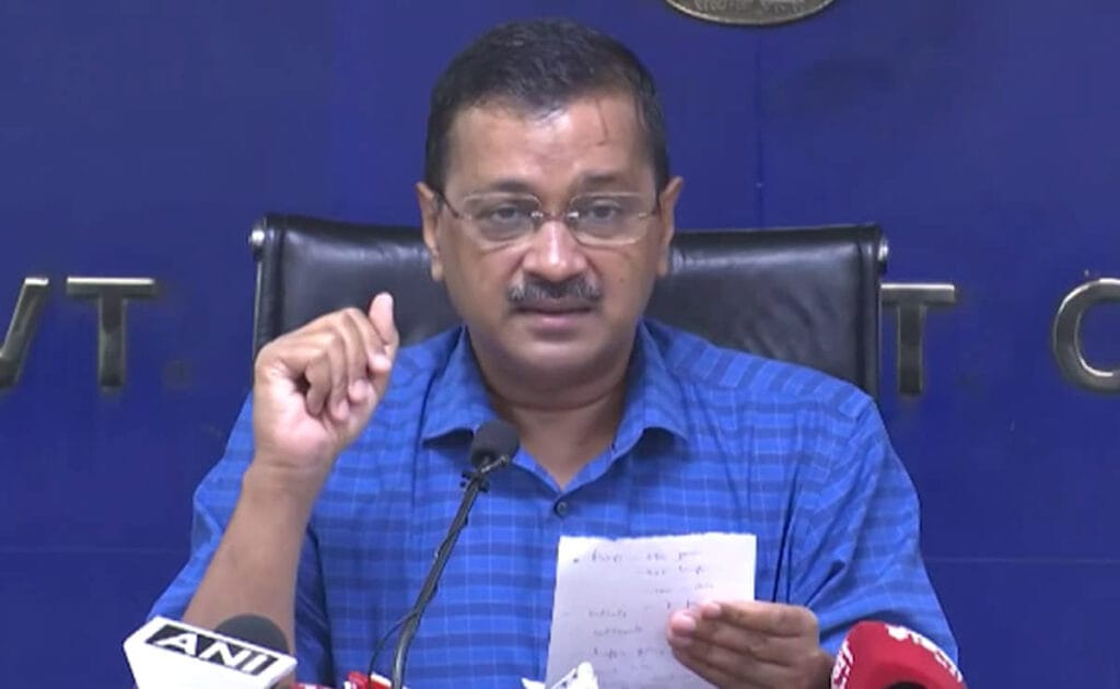हरियाणा के मुख्यमंत्री मनोहर लाल खट्टर ने एक दिल्ली सीएम अरविंद केजरीवाल पर वैक्सीन की कमी के कारण टीकाकरण केंद्रों को बंद करने पर निशाना साधते हुए कहा कि केजरीवाल ड्रामा कर रहे हैं । जिसका जवाब दिल्ली सीएम ने एक ट्वीट के जरिए दिया है ।
