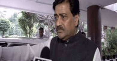 भारतीय जनता पार्टी के कद्दावर नेता नितिन गडकरी हमेशा अपने काम को लेकर सुर्खियों में रहते हैं। उनकी तारीफ़  विपक्षी दल के नेता भी करते रहते हैं। इसी बीच महाराष्ट्र सरकार के मंत्री और कांग्रेस पार्टी के वरिष्ठ नेता अशोक चव्हाण ने भी गडकरी की तारीख की है।