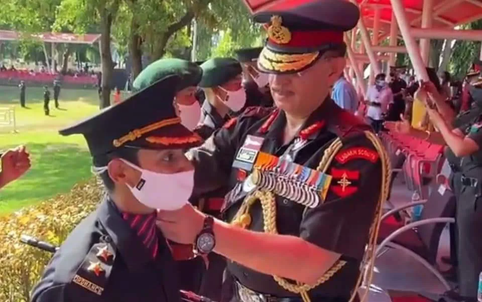 पुलवामा में शहीद हुए मेजर विभूति शंकर ढौंडियाल की पत्नी निकिता कौल सेना में लेफ्टिनेंट रैंक के साथ शामिल हो गई हैं । भारतीय थलसेना के नॉर्थेर्न कमांड के कमांडर लेफ्टिनेंट जनरल वाई के जोशी ने निकिता के कंधों पर स्टार लगाए हैं।