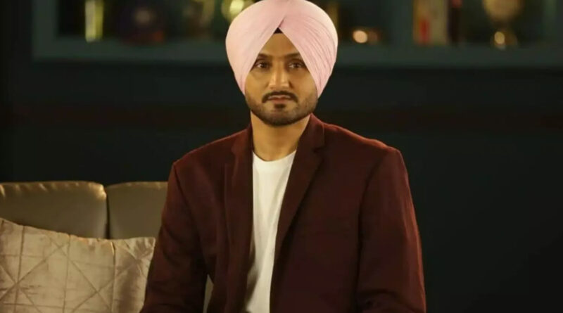 टीम इंडिया के स्पिन गेंदबाज हरभजन सिंह ने कुछ ऐसा कर दिया है जिसकी वजह से वह ट्विटर पर ट्रेंड कर रहे हैं। उन्होंने अपने इंस्टाग्राम स्टोरी में ऑपरेशन ब्लू स्टार की 37 वी वर्षगांठ पर स्वर्ण मंदिर के अंदर मारे गए खालिस्तान कमांडो फोर्स के चीफ जरनैल सिंह भिंडरावाला को श्रद्धांजलि दी।