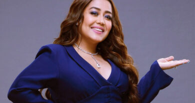 फेमस सिंगर नेहा कक्कड़ अपनी गायकी के लिए तो मशहूर है ही लेकिन उनके पास कितनी संपत्ति है इसके बारे में बहुत कम लोग जानते होंगे। नेहा कक्कड़ ने अपने करियर की शुरुआत बचपन से ही शुरू कर दी थी। छोटी उम्र में ही नेहा कक्कड़ ने माता के जागरण में भजन गाने शुरू किए थे। अब नेहा पंजाबी से लेकर बॉलीवुड तक की फिल्मों के लिए गाने गाती है। समय-समय पर वह अपनी एल्बम भी रिलीज करती रहती है। उनकी कई एल्बम जैसे 'गोवा बीच' और  'धीमे धीमे' काफी फेमस हुई है।