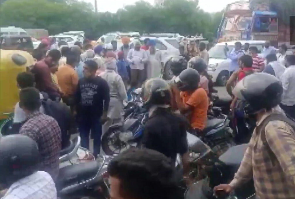 तीन कृषि कानूनों को लेकर किसानों ने शनिवार को पंचकूला जोरदार प्रदर्शन किया गया। किसानों के प्रदर्शन का समर्थन जिला अध्यक्ष सुरेंद्र राठी आम आदमी पार्टी पंचकूला ने भी किया। किसानों ने पंचकूला विधायक व हरियाणा विधानसभा अध्यक्ष ज्ञानचंद गुप्ता के आवास के घेराव को कूच किया।