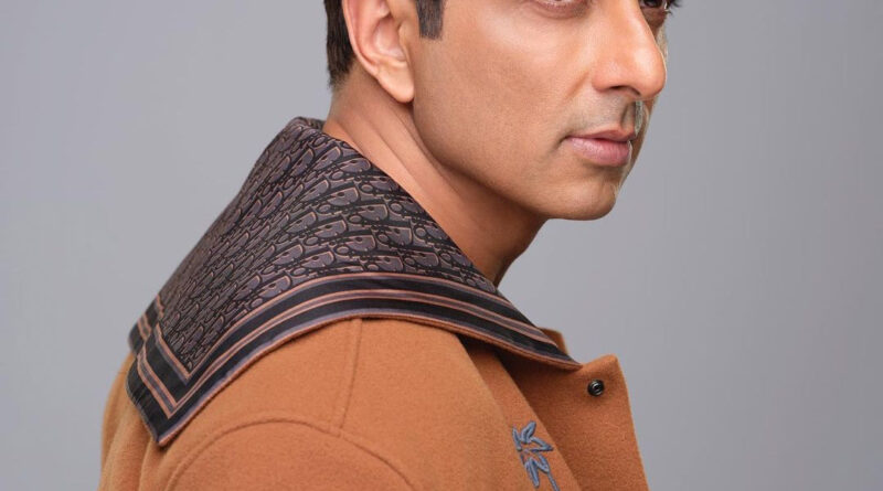 बॉलीवुड अभिनेता सोनू सूद द्वारा कोरोना काल में अब तक लाखों जरूरतंद लोगों की मदद की जा चुकी है । अपने नेक कार्यों के कारण आज की तारीख में सोनू सूद का नाम बच्चे-बच्चे जुबान पर है । बॉलीवुड इंडस्ट्री से लेकर राजनितिक जगत तक उनके चर्चे हैं । महामारी के दौर में रियल हीरो द्वारा लोगों की मदद करने से प्रभावित होकर एक फैन उनसे मिलने के लिए हैदराबाद से मुंबई नंगे पांव पहुंचा । जिसपर सोनू सूद ने अपना प्यार जताया है ।