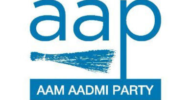 आम आदमी पार्टी ने देश में दिन प्रतिदिन पैट्रोल-डीजल की बढ़ रही कीमतों और बढ़ती महंगाई को लेकर गहरी चिंता व्यक्त की है। इसी मुद्दे को लेकर आज पार्टी ने सेक्टर 11-15 के चौराहे पर एक विरोध प्रदर्शन किया। पार्टी नेताओं व कार्यकर्ताओं द्वारा एक खच्चर गाड़ी को एक चौक से दूसरे चौक तक घसीटते हुए पेट्रोल व डीजल की वृद्धि के साथ-साथ महंगाई का भी विरोध किया गया।