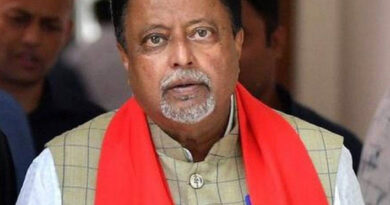 बीजेपी नेता मुकुल रॉय आज अपने पुत्र शुभ्रांशु रॉय के साथ बंगाल की मुख्यमंत्री ममता बनर्जी की मौजूदगी में टीएमसी में शामिल हो गए हैं। मुकुल रॉय साल 2017 में बीजेपी में शामिल हुए थे।