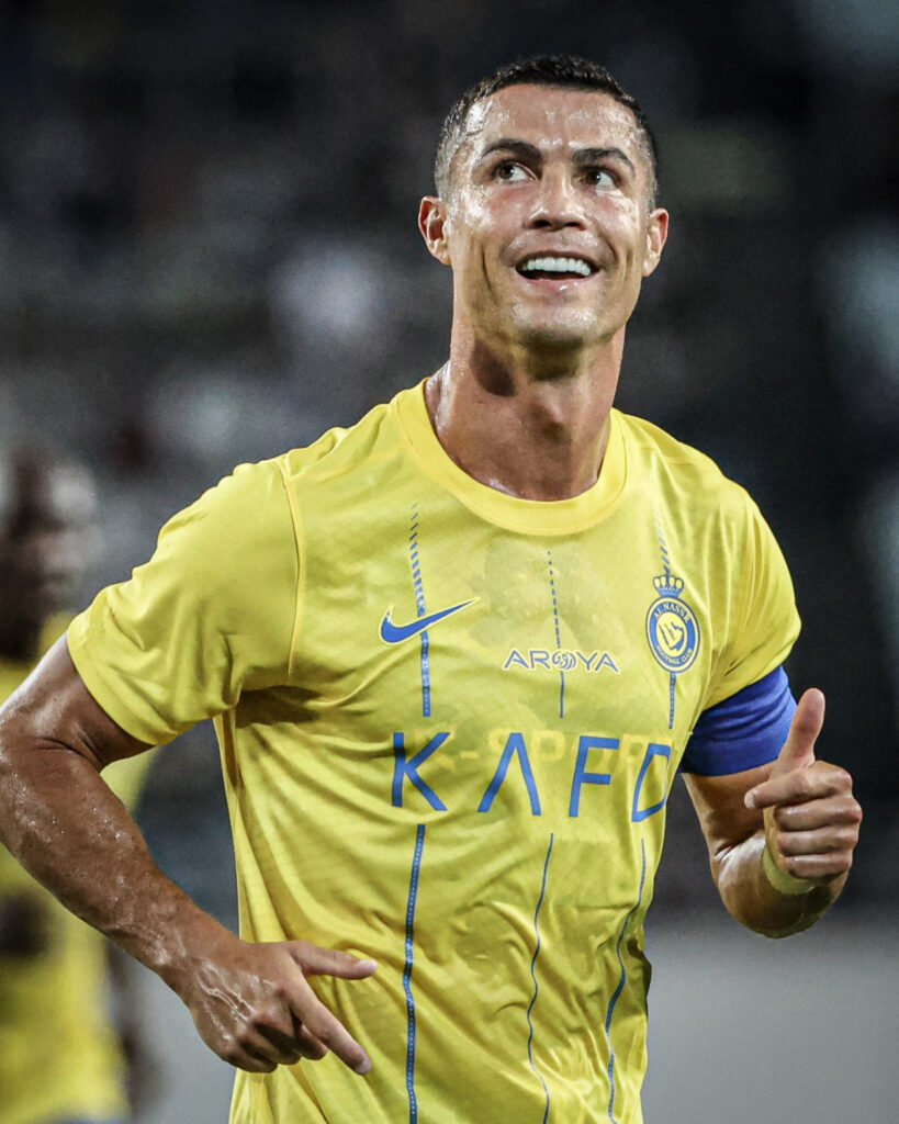 मशहूर फुटबॉलर क्रिस्टियानो रोनाल्डो ( Cristiano Ronaldo ) ने यूरो कप के दौरान प्रेस कॉन्फ्रेंस में कुछ ऐसा किया कि कोका कोला के शेयर धड़ाम से गिरते ही चले गए । रोनाल्डो द्वारा बोले गए 2 शब्दों के बाद कोका कोला कंपनी को 5.2 बिलियन डॉलर का नुकसान हुआ है।