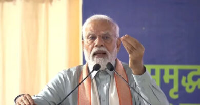 जम्मू कश्मीर में सियासी हलचल के बीच पीएम नरेंद्र मोदी ने एक हाई लेवल की बैठक की है। पीएम मोदी ने अपने आवास पर केंद्रीय गृह मंत्री अमित शाह और रक्षा मंत्री राजनाथ सिंह के साथ बैठक की है।