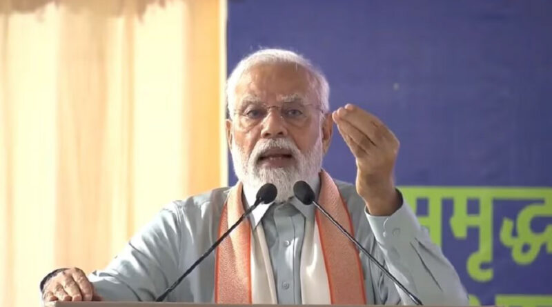 जम्मू कश्मीर में सियासी हलचल के बीच पीएम नरेंद्र मोदी ने एक हाई लेवल की बैठक की है। पीएम मोदी ने अपने आवास पर केंद्रीय गृह मंत्री अमित शाह और रक्षा मंत्री राजनाथ सिंह के साथ बैठक की है।