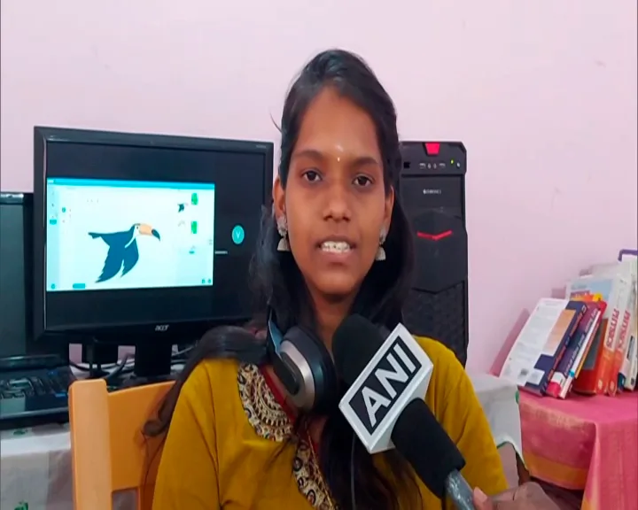 तमिलनाडु के त्रिची की रहने वाली विश्वाथिका इस समय भारत, अमेरिका, यूके, सिंगापूर और मलेशिया सहित कई देशों के छात्रों को ऑनलाइन कोडिंग सिखाकर हर महीने हजारों रूपये कमा रही है ।